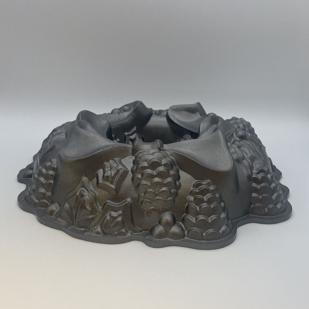 Nordic Ware Holiday Christmas Wreath Bundt Cake Mold Pan - Picture 5 of 7
